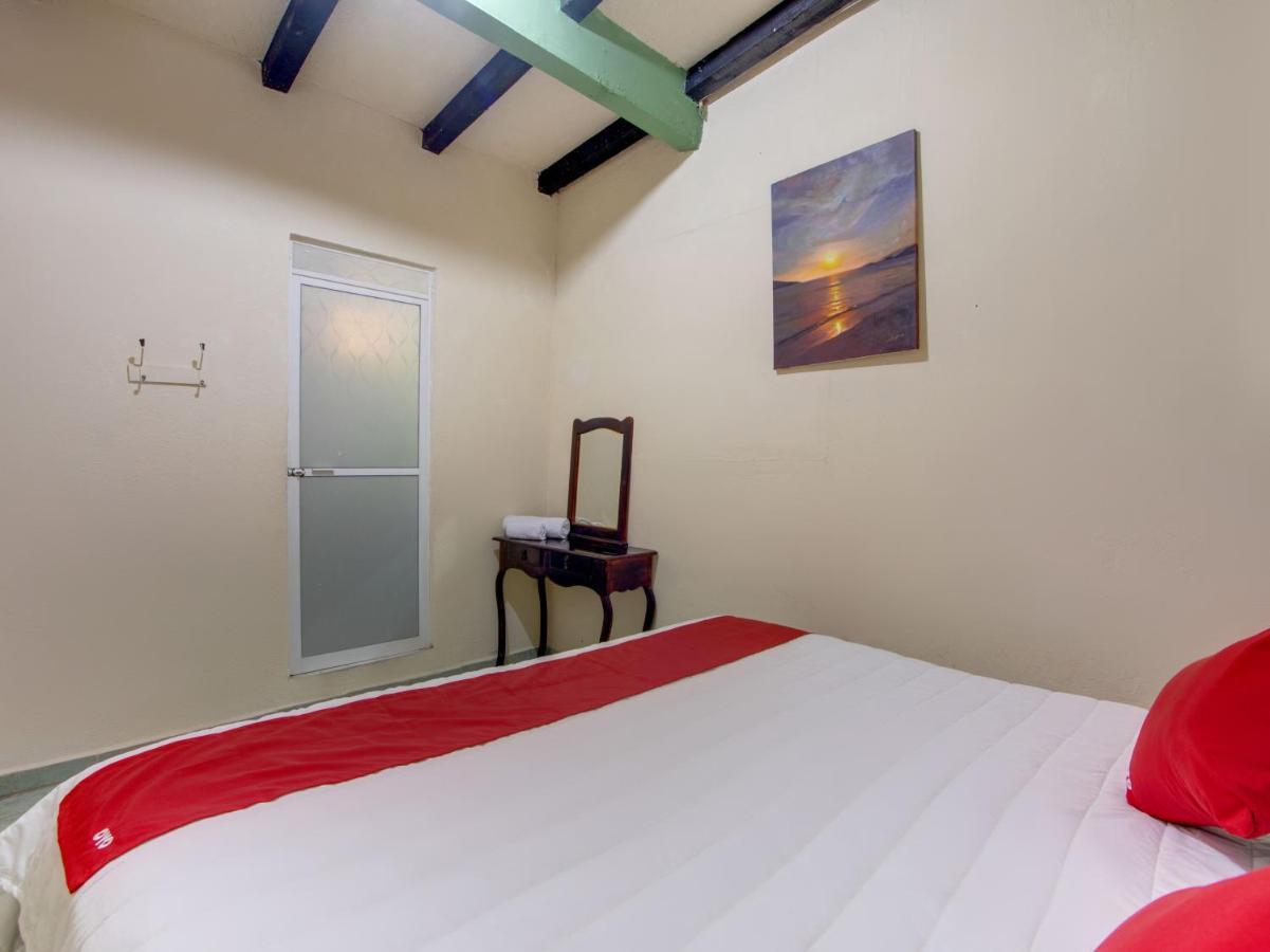 Oyo Hotel Casa Ada Сиуатанехо Екстериор снимка